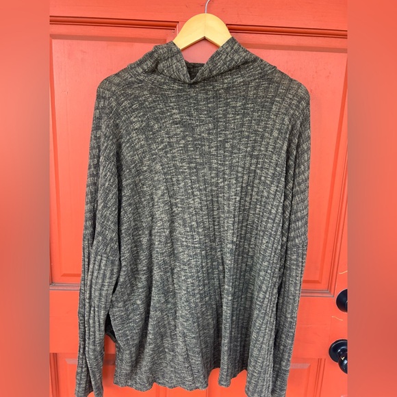 American Eagle Green Ribbed Turtle Neck Size Large - Picture 2 of 3